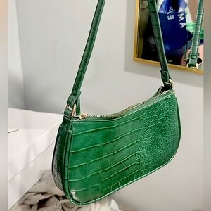 Elegant Green Crocodile-Embossed Shoulder Bag